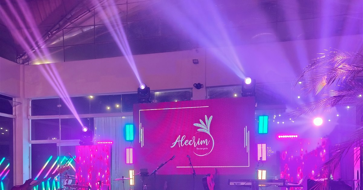 Painel de LED e movings em festa no salão