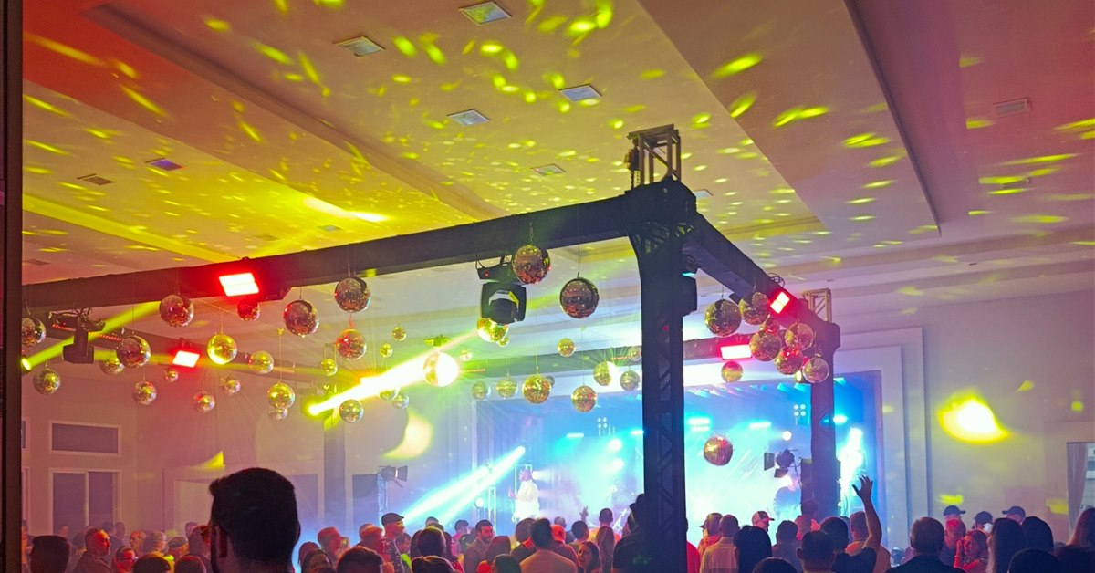 Pista com globos espelhados e iluminação
