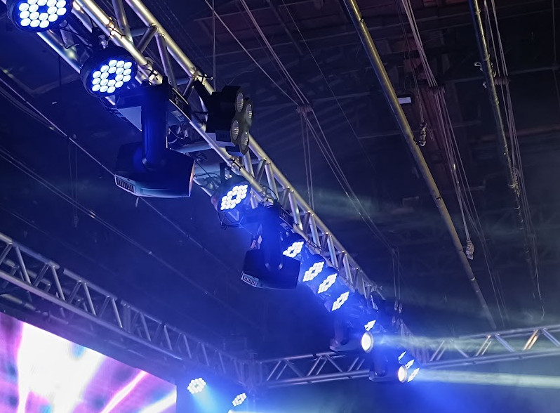 Tipos de Iluminacao para Eventos: Moving Head, Par LED e Beam
